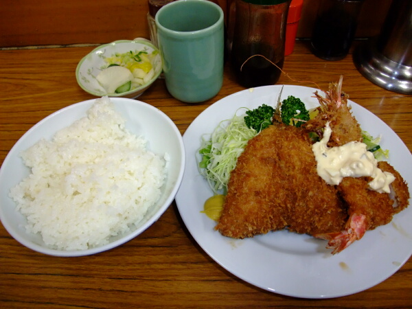 写真を撮った後に味噌汁がきました